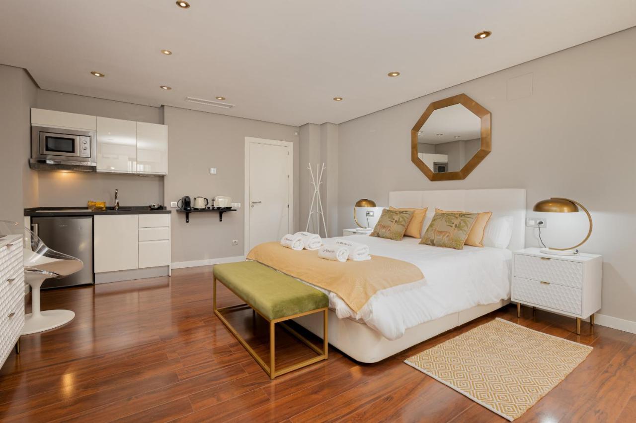 C30 Deluxe Studio With Terrace Into Cathedral Square Apartment Малага Екстериор снимка