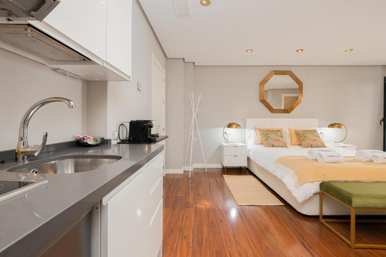 C30 Deluxe Studio With Terrace Into Cathedral Square Apartment Малага Екстериор снимка
